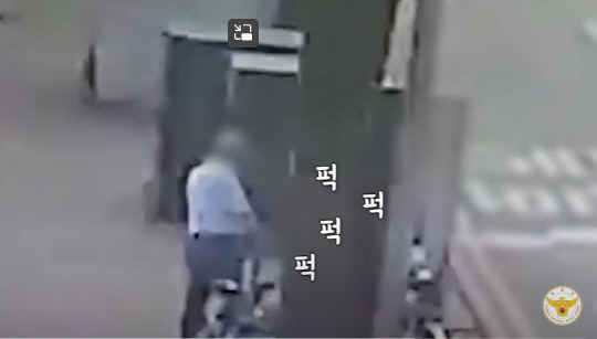 60대 남성이 전봇대를 자신의 손목으로 때려 자해하고 있다. [경찰청 유튜브 채널 캡처]